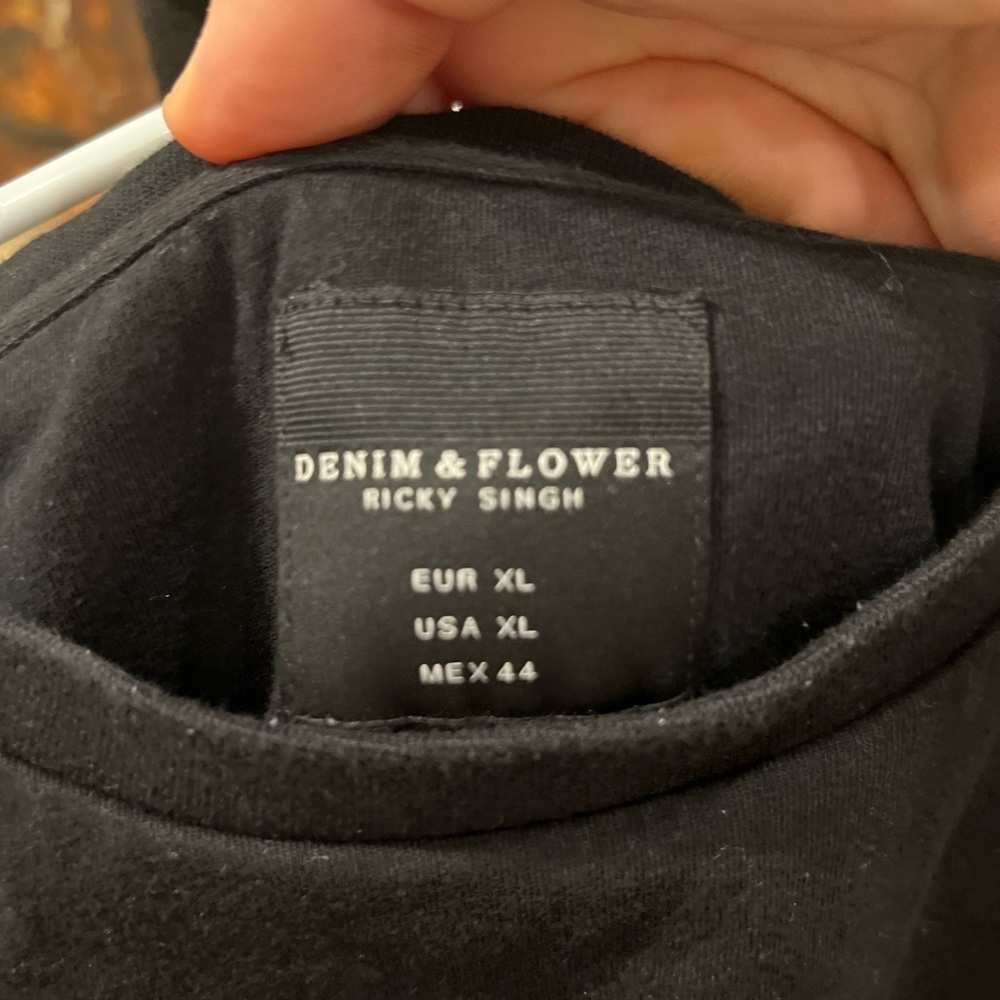 Denim & Flower Kris Kringle t-shirt size XL in GUC - Picture 3 of 5